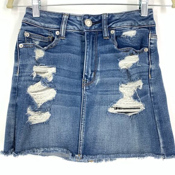 American Eagle Distress Jean Mini Skirt Women’s Size 0 Next Level Stretch - Picture 9 of 9